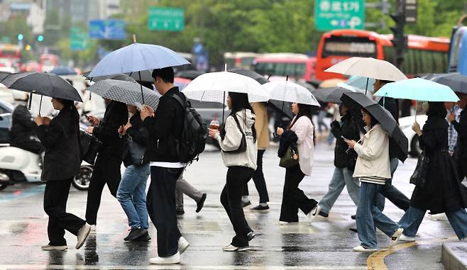 전국 대부분 지역에 비가 내린 9일 오전 서울 광화문네거리에서 우산을 쓴 시민들이 출근하고 있다.  (사진=뉴스1)