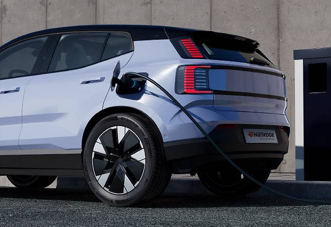 한국타이어의 전기차 전용 여름용 타이어 아이온 GT (사진=한국타이어)