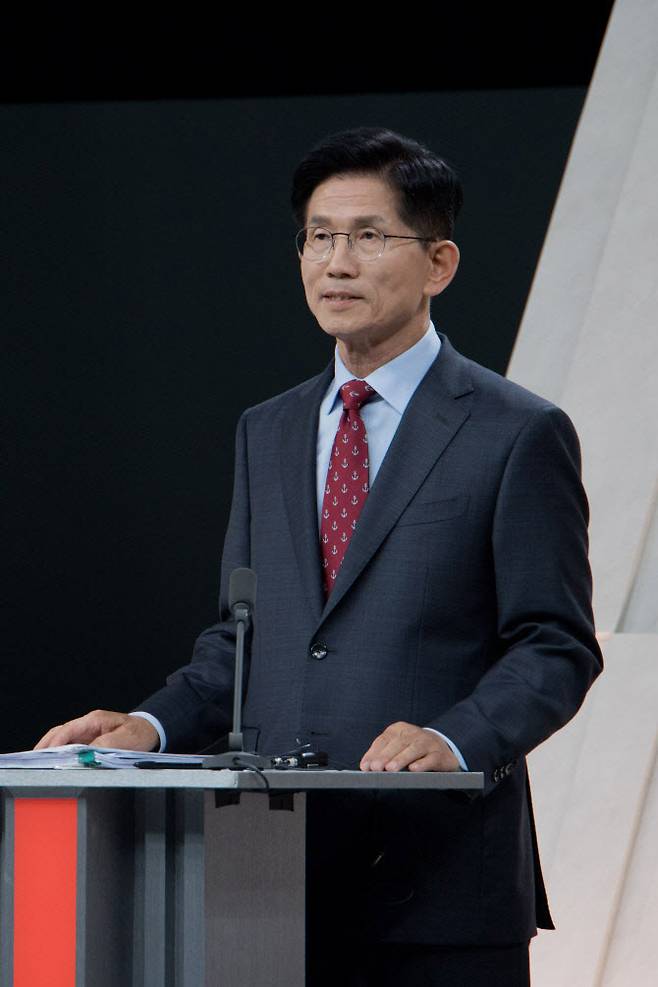 국민의힘 김문수 후보가 27일 서울 마포구 상암동 MBC 스튜디오에서 열린 정치 분야 TV 토론회를 준비하고 있다. (사진=국회사진기자단)