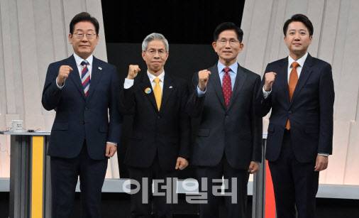 [국회사진기자단] 더불어민주당 이재명(왼쪽부터), 민주노동당 권영국, 국민의힘 김문수, 개혁신당 이준석 대선 후보가 27일 서울 마포구 상암동 MBC 스튜디오에서 진행된 정치 분야 TV토론회에 앞서 포즈를 취하고 있다.