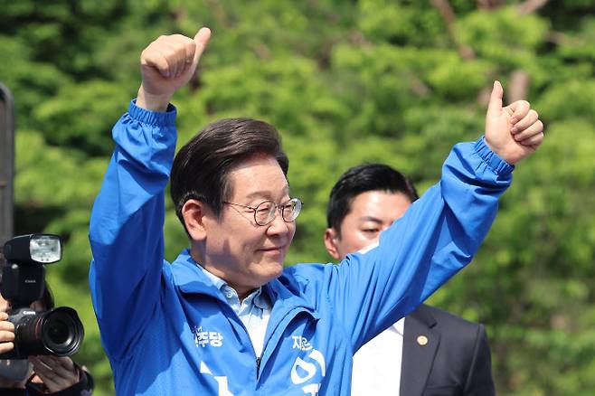 더불어민주당 이재명 대선 후보가 지난 26일 용인시 수지구 단국대 죽전캠퍼스 앞에서 열린 유세에서 지지를 호소하고 있다.(사진=연합뉴스)