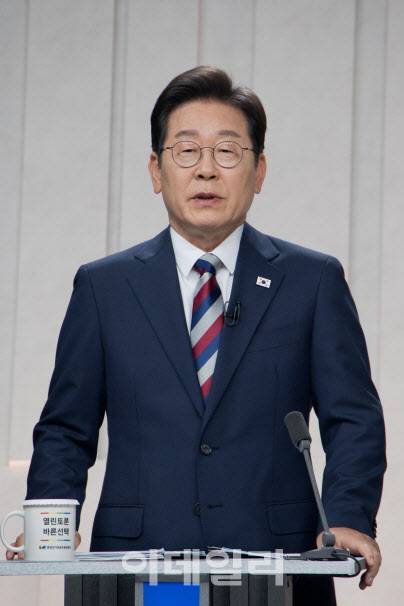 이재명 더불어민주당 대선 후보가 27일 서울 상암동 MBC에서 열린 정치 분야 TV토론회를 준비하고 있다. (사진=국회사진기자단)
