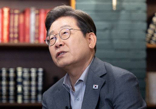 이재명 더불어민주당 대선 후보가 28일 서울 강남구의 한 스튜디오에서 열린 K-이니셔TV ‘1400만 개미와 한배 탔어요’ 유튜브 라이브에서 발언하고 있다.(사진=연합뉴스)