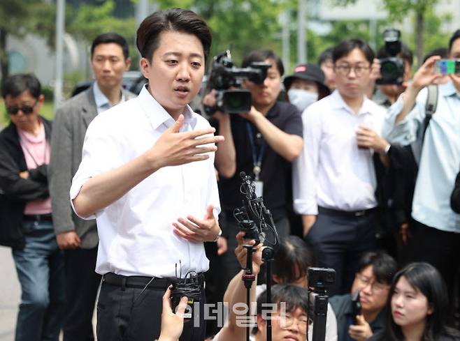 이준석 개혁신당 대통령 대선 후보가 28일 서울 영등포구 여의도공원에서 유세를 마치고 취재진의 질의에 답변하고 있다.(사진=노진환 기자)