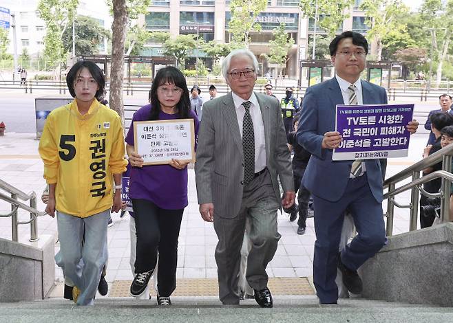 시민단체 정치하는엄마들이 28일 서울 서대문구 경찰청 앞에서 연 ‘대선 TV토론 이준석 대선후보 성범죄 발언 단체고발 기자회견’에서 참가자들이 고발장을 제출하고 있다. (사진 = 공동취재단)