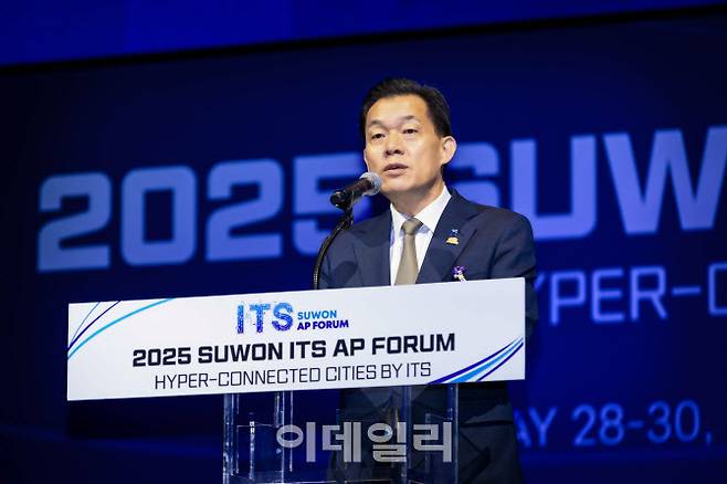 ‘2025 수원 ITS 아태총회’ 공동총회장인 이재준 수원특례시장이 28일 개막식에서 환영사를 하고 있다. (사진=수원시)