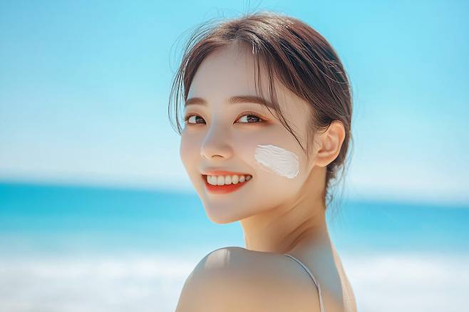 햇볕이 강한 계절에는 자외선 차단 기능이 있는 선크림이 필요하다. 자외선은 피부 표면을 손상시킬 뿐만 아니라 조기 노화와 피부암의 위험을 증가시킨다. [사진=클립아트코리아]