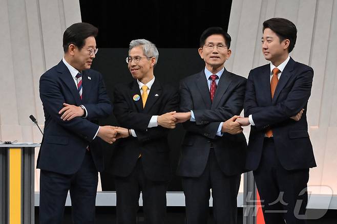 이재명 더불어민주당 대통령 후보(왼쪽부터), 권영국 민주노동당 대통령 후보, 김문수 국민의힘 대통령 후보, 이준석 개혁신당 대통령 후보가 27일 서울 마포구 상암동 MBC 스튜디오에서 진행된 정치 분야 TV토론회에 앞서 포즈를 취하고 있다. 2025.5.27/뉴스1 ⓒ News1 국회사진기자단