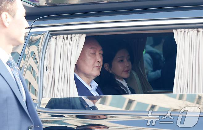 윤석열 전 대통령과 김건희 여사가 헌법재판소 파면 결정 후 일주일 만인 11일 오후 서울 용산구 한남동 대통령 관저를 떠나고 있다. (공동취재) 2025.4.11/뉴스1 ⓒ News1 김성진 기자