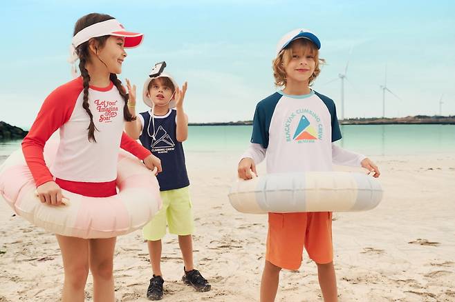 블랙야크 키즈가 아이들이 물 안과 밖에서 모두 편안하고 예쁘게 입을 수 있는 래쉬가드 아이템을 새로 선보였다.(블랙야크제공)