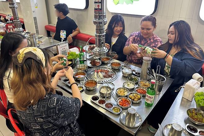 필리핀 마닐라 삼겹살라맛(Samgyupsalamat)에서 소비자들이 진로(JINRO) 제품을 음용하고 있다.(하이트진로 제공)
