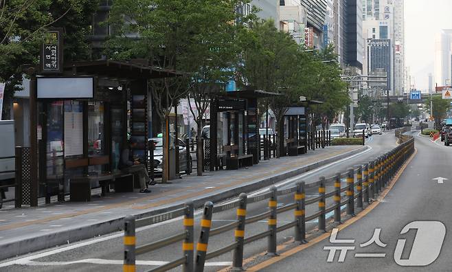 부산 시내버스 노조가 총파업에 돌입한 28일 오전 부산 부산진구 서면역 인근 시내버스 정류장이 한산한 모습을 보이고 있다.  2025.5.28/뉴스1 ⓒ News1 윤일지 기자