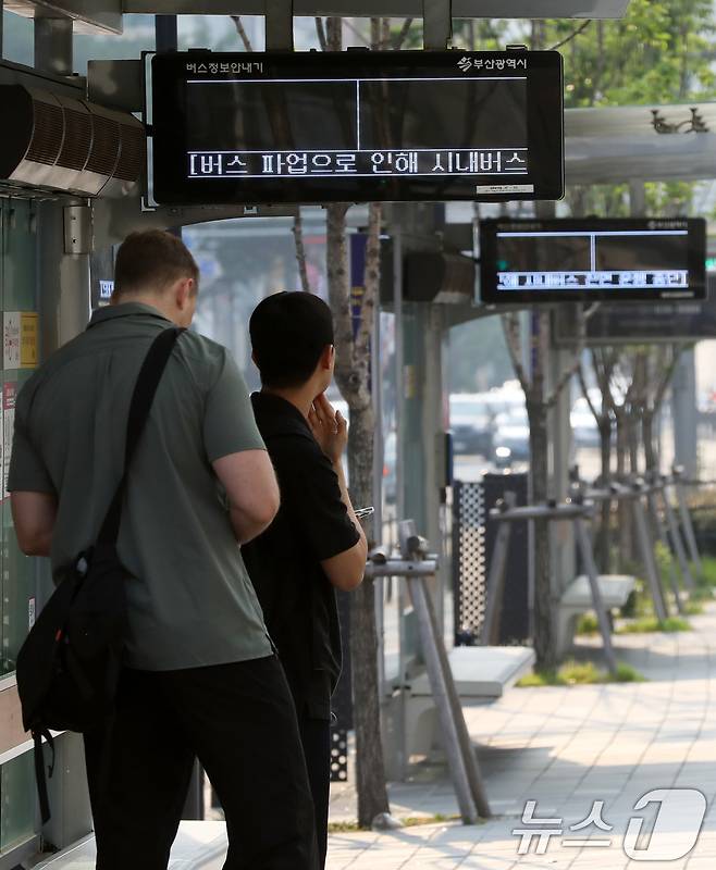 부산 시내버스 노조가 총파업에 돌입한 28일 오전 부산 부산진구 롯데백화점 부산본점 앞 시내버스 정류장에서 시민들이 버스를 기다리고 있다.   2025.5.28/뉴스1 ⓒ News1 윤일지 기자