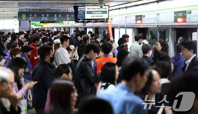 부산 시내버스 노조가 총파업에 돌입한 28일 오전 부산 부산진구 도시철도 환승역인 서면역이 출근길 시민들로 붐비는 가운데 부산교통공사 안전관리요원이 시민들을 안내하고 있다.  2025.5.28/뉴스1 ⓒ News1 윤일지 기자