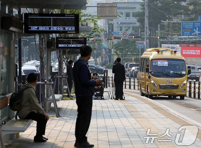 부산 시내버스 노조가 총파업에 돌입한 28일 오전 부산 부산진구 롯데백화점 부산본점 앞 시내버스 정류장에서 시민들이 버스를 기다리고 있다.  2025.5.28/뉴스1 ⓒ News1 윤일지 기자