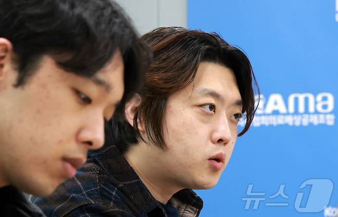 박단 대한전공의협의회 비상대책위원장(대한의사협회 부회장)이 서울 용산구 대한의사협회 내 의료배상공제조합에서 뉴스1과 인터뷰를 하고 있다. 사진 왼쪽은 이선우 대한의과대학·의학전문대학원 학생협회(의대협) 비상대책위원장. 2025.5.14/뉴스1 ⓒ News1 김진환 기자