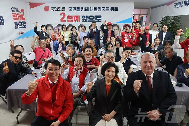 김문수 국민의힘 대통령 후보 부인 설난영 여사가 27일 전남 순천시선대위 회의에 참석해 당원들과 기념촬영을 하고 있다. (국민의힘 제공. 재판매 및 DB 금지) 2025.5.27/뉴스1
