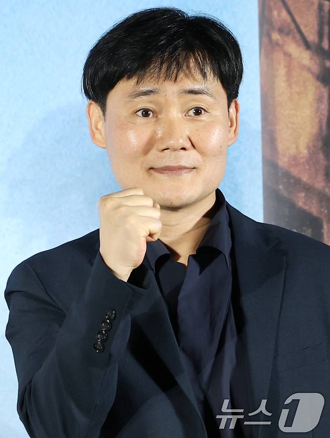 이성태 감독이 28일 서울 광진구 건대입구 롯데시네마에서 열린 새 드라마 'ONE : 하이스쿨 히어로즈' 제작발표회에 참석해 포즈를 취하고 있다. 'ONE : 하이스쿨 히어로즈'는 아버지의 억압에 시달리던 전교 1등 의겸(이정하 분)과 그의 천부적인 싸움 재능을 이용하려는 윤기(김도완 분)가 복면을 쓴 '하이스쿨 히어로즈'를 결성해 억눌린 분노를 폭발시켜 학교 폭력 서열을 뒤엎는 하이스쿨 액션 드라마다. 2025.5.28/뉴스1 ⓒ News1 권현진 기자