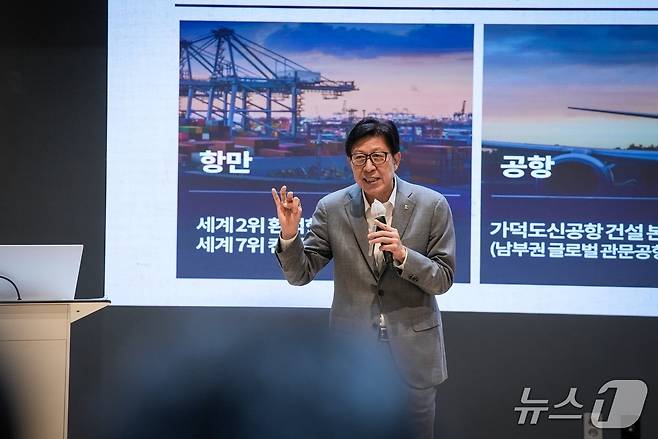 박형준 부산시장이 27일 부산 동아대를 찾아 특강을 하고 있다.(부산시청 제공. 재판매 및 DB 금지)