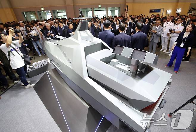 28일 부산 해운대구 벡스코 제1전시장에서 열린 '2025 국제해양방위산업전(MADEX)'에서 참가자들이 LIG넥스원 부스를 찾아 미래 무인수상정 콘셉트 모델 '해검-X'를 살펴보고 있다. 2025.5.28/뉴스1 ⓒ News1 윤일지 기자