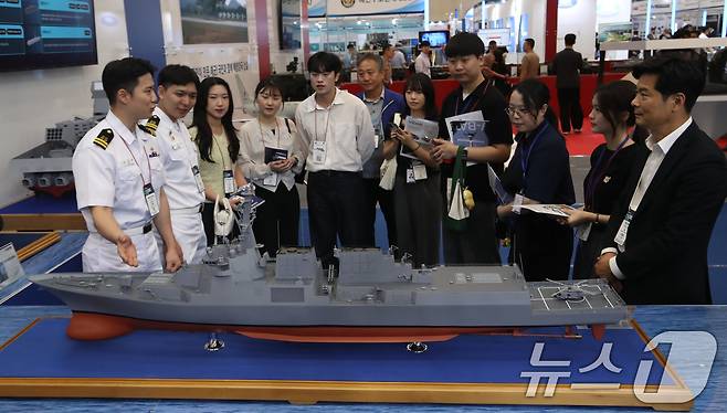 28일 부산 해운대구 벡스코 제1전시장에서 열린 '2025 국제해양방위산업전(MADEX)'에서 참가자들이 해군 부스를 둘러보고 있다. 2025.5.28/뉴스1 ⓒ News1 윤일지 기자