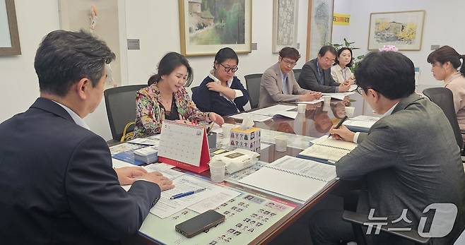 28일 전북도청에서 '2025 전주세계소리축제' 종합계획 설명회가 열린 가운데 참석자들이 안전대책 및 주요 프로그램 추진 상황 등을 공유하고 있다.(전북도 제공. 재판매 및 DB금지)/뉴스1