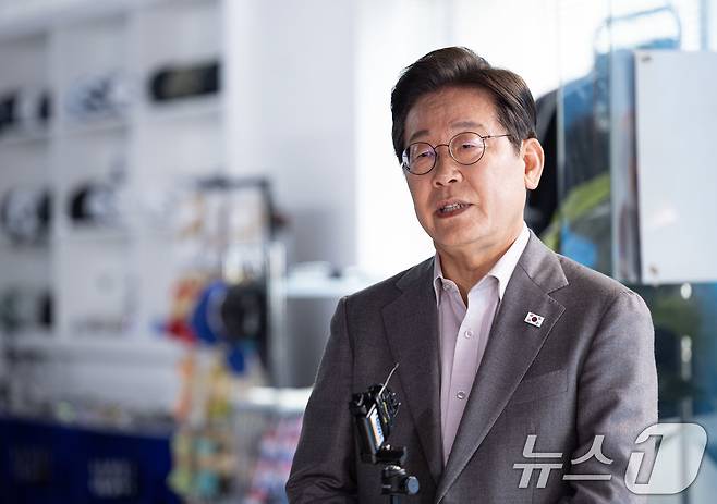 이재명 더불어민주당 대통령 후보가 28일 오후 서울 강남구의 한 스튜디오에서 열린 '1400만 개미와 한배 탔어요' 유튜브 라이브를 마친 후 백브리핑을 하고 있다. 2025.5.28/뉴스1 ⓒ News1 이재명 기자