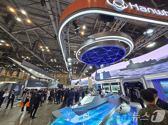 28일 부산 벡스코에서 개막한 제14회 국제해양방위산업전(MADEX) 'MADEX 2025'에 한화시스템의 전투용 무인수상정이 전시된 모습. 2025.05.28/뉴스1 김성식 기자