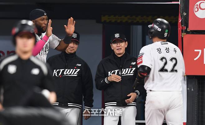 KT 장성우를 반기는 KT 선수들의 모습. 수원 | 최승섭기자 thunder@sportsseoul.com