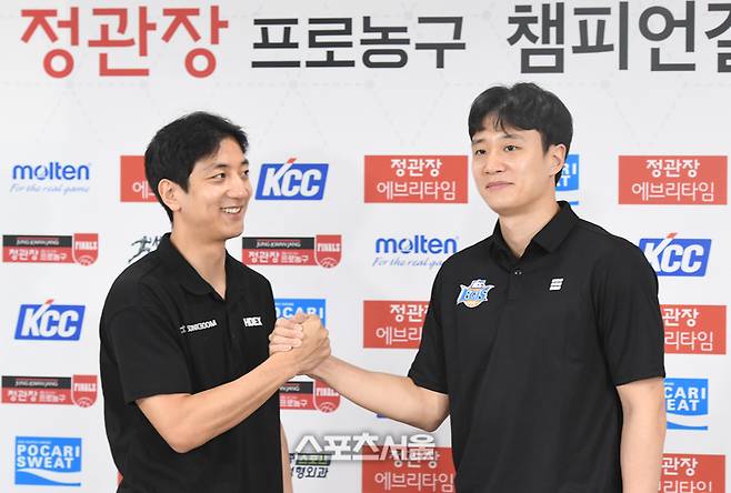 KCC에서 한솥밥을 먹게 된 허훈(왼쪽)과 허웅. 박진업 기자 upandup@sportsseoul.com