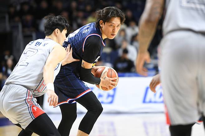 KCC 최준용이 27일 부산 사직체육관에서 열린 2024~2025 KCC 프로농구 정규리그 현대모비스전에서 동료들의 움직임을 지켜보고 있다. 사진 | KBL