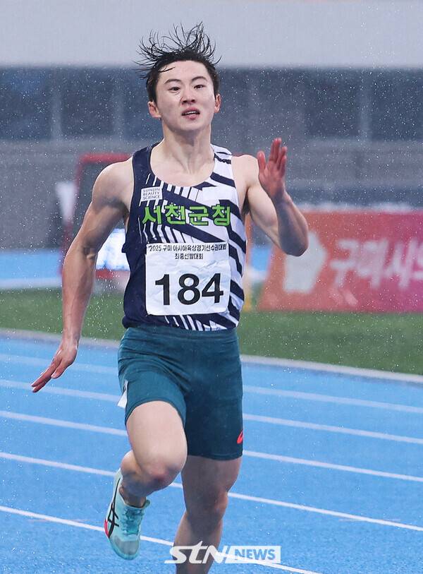 22일 경북 구미시민운동장에서 열린 '2025 구미아시아육상경기선수권대회 최종선발대회' 남자 200m 결선에 출전한 서민준이 역주를 펼치고 있다. 사진┃데일리런 제공