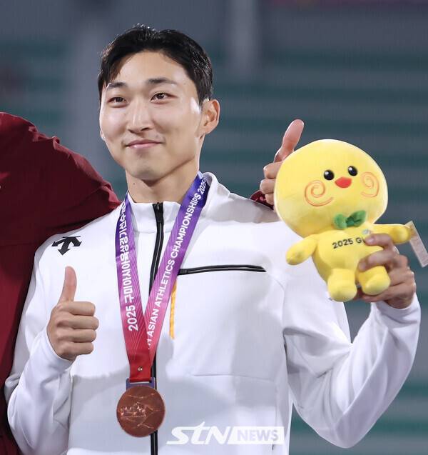 28일 경북 구미시민운동장에서 열린 '2025 구미아시아육상선수권대회' 남자 세단뛰기 동메달을 딴 유규민(용인시청)이 시상식에서 기념 사진을 촬영하고 있다. 사진┃강명호 기자