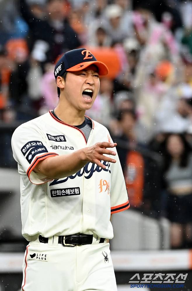 12일 대전 한화생명볼파크에서 열린 키움과 한화의 경기, 3회초 무사 1루 한화 엄상백이 키움 김웅빈이 투구 앞 땅볼 타구를 잡아 1루로 던졌으나 내야안타가 되자아쉬워하고 있다. 대전=허상욱 기자wook@sportschosun.com/2025.04.12/