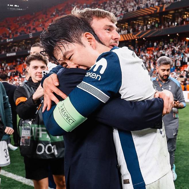 [스포츠조선 강우진 기자]토트넘의 감격적인 유로파리그 우승, 당시 화제가 됐던 장면이 있다. 바로 손흥민이 제임스 매디슨과 서로 부둥켜 안고 눈물을 흘리던 장면이다. 

이 모습을 보고 이번 시즌 주장단의 핵심 인물인 두선수가 얼마나 마음고생을 했을지 알 수 있었다. 매디슨이 그날 손흥민과 어떤 대화를 나눴는지 털어놨다.

토트넘은 28일(한국시각) 공식 홈페이지를 통해 매디슨의 인터뷰를 공개했다. 사진=SNS