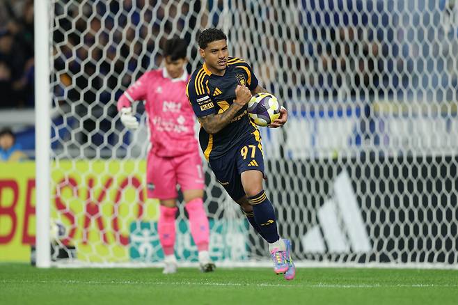 울산문수축구경기장/ K리그1/ 울산HDFC vs 김천상무프로축구단/ 울산 에릭 득점/ 골 세레머니/ 사진 김정수