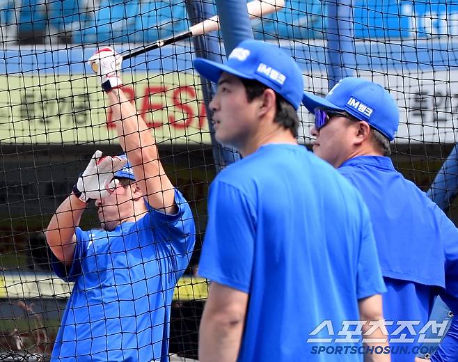 힘차게 배트를 휘두른 강민호