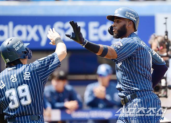 25일 대구 삼성라이온즈파크에서 열린 KBO리그 삼성과 KIA의 경기. 1회말 삼성 디아즈가 KIA 선발 윤영철을 상대로 투런 홈런을 날렸다. 하이파이브를 나누고 있는 디아즈. 대구=송정헌 기자songs@sportschosun.com/2025.05.25/