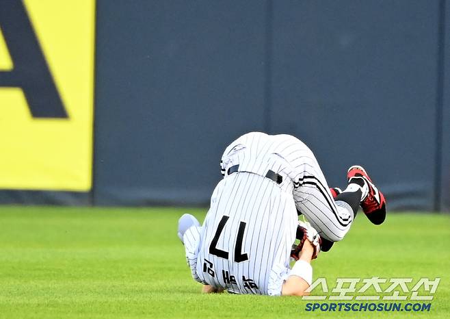 27일 잠실야구장에서 열린 한화와 LG의 경기, LG 중견수 박해민이 3회초 한화 최재훈의 타구를 몸을 날려 잡아내고 있다. 잠실=허상욱 기자wook@sportschosun.com/2025.05.27/