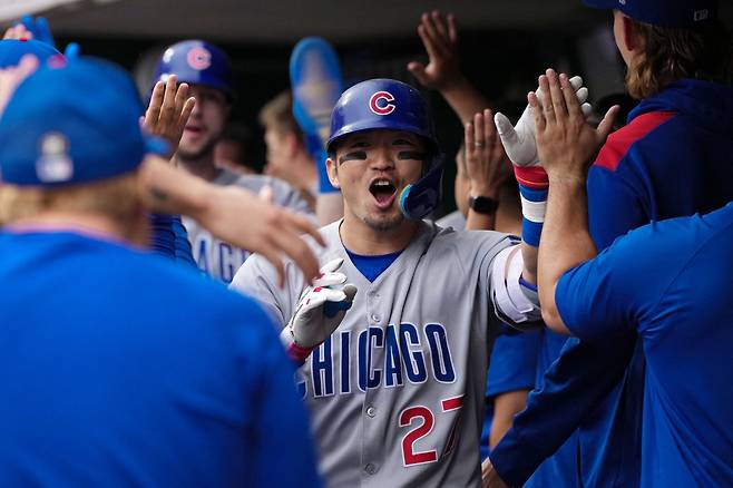 지난 26일(한국시각) 신시내티 레즈와의 원정경기에서 8회 결승 3점포를 터뜨리고 들어와 동료들의 환영을 받고 있는 스즈키 세이야. AFP연합뉴스