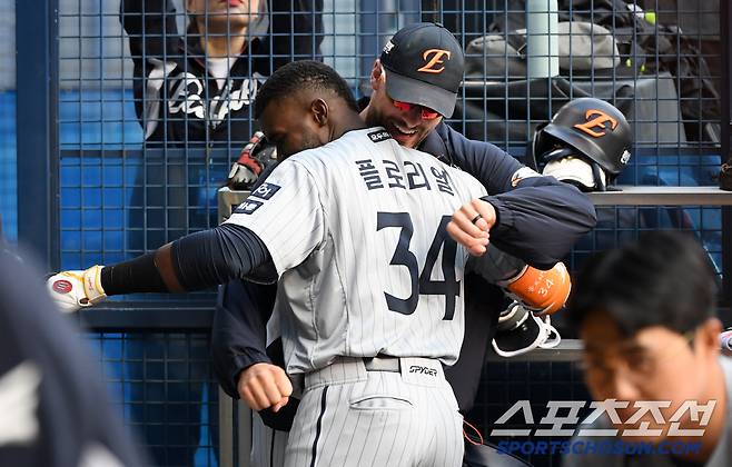 28일 잠실구장에서 열린 LG 트윈스와 한화 이글스의 경기. 1회초 한화 플로리얼이 솔로포를 날린 뒤 환호하고 있다. 잠실=박재만 기자 pjm@sportschosun.com/2025.05.28/