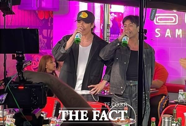 필리핀 힙합 듀오 'GY' 멤버들이 '진로라이브'를 진행하고 있다. /문은혜 기자