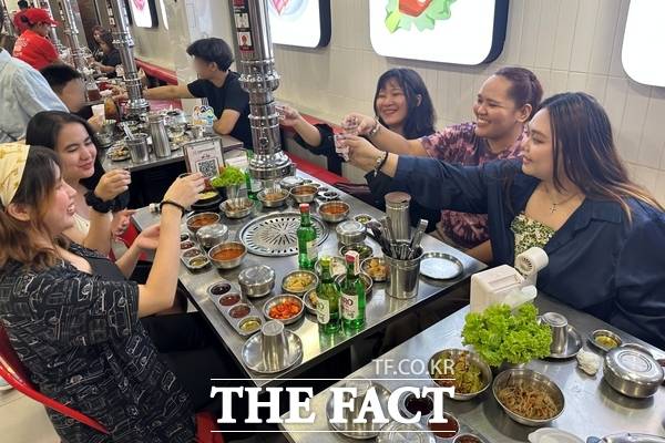 필리핀 현지 맛집 '삼겹살라마'에서 삼겹살에 소주를 즐기고 있는 현지 젊은이들. /하이트진로