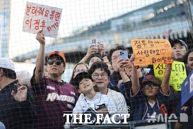 28일(한국시간) 샌프시스코-디트로이트전에 야구장을 찾은 한국 교포들이 이정후를 응원하고 있다. /디트로이트=AP.뉴시스