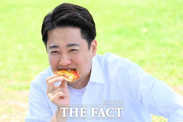 더불어민주당 여성 국회의원들이 21대 대선 3차 TV토론회 생방송 중 여성 성기와 젓가락을 언급해 논란을 일으킨 이준석 개혁신당 후보에게 "아동·청소년들에게까지도 직접 언어폭력을 가했다"며 후보직 사퇴를 촉구했다. /남용희 기자