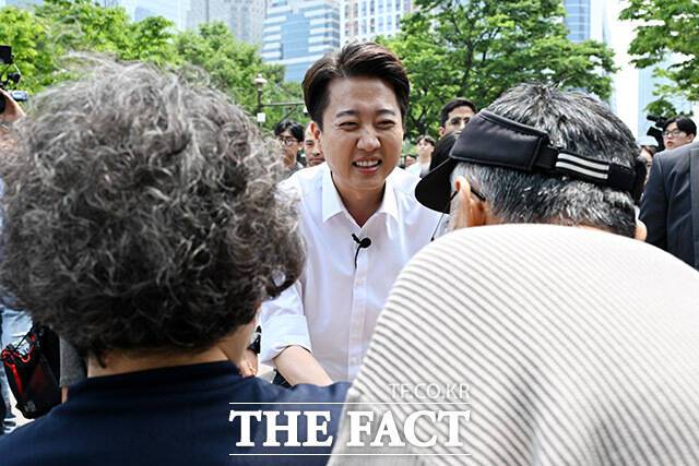 이준석 개혁신당 대선 후보가 TV토론 중 불거진 여성혐오 발언과 관련해 사과의 뜻을 전했다. 이 후보가 28일 오후 서울 영등포구 여의도 공원에서 산책유세를 하며 지지를 호소하고 있다. /여의도=남용희 기자