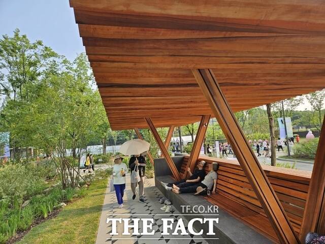 28일 오전 '2025 서울국제정원박람회'에 조성된 경동나비엔 '정원의 온도'에서 시민들이 더위를 피하고 있다. /동작구=우지수 기자