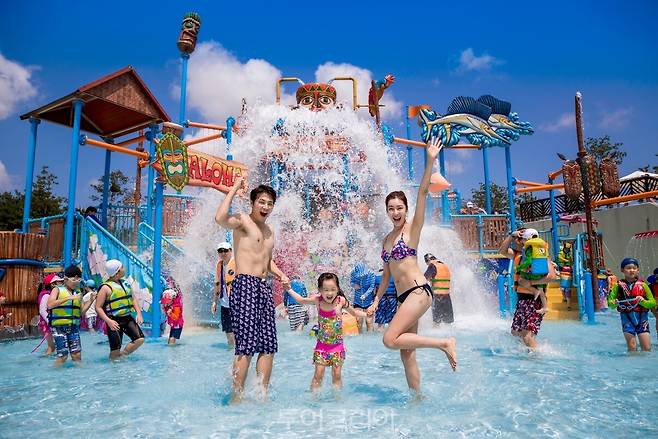 &nbsp;설악 워터피아에서 물놀이를 즐기는 가족