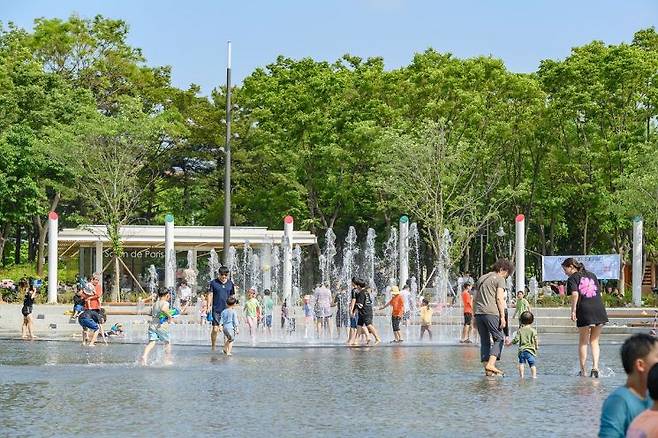 양천구 파리공원 바닥분수를 즐기고 있는 어린이와 가족들. 양천구 제공.