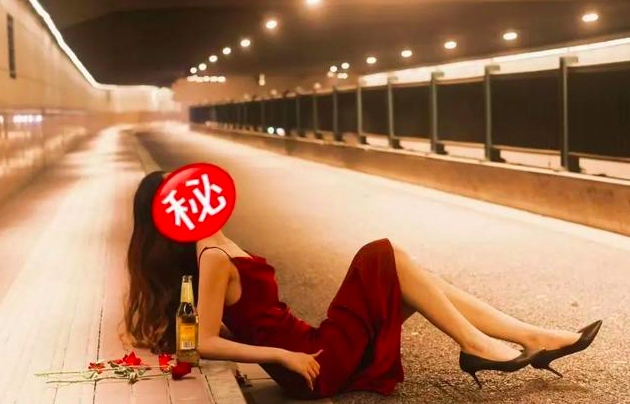 중국 상하이의 지하차도에서 왕가위 감독 스타일로 사진을 찍은 누리꾼의 모습. 바이두